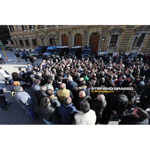 Manifestazione delle Categorie Ippiche davanti al Ministero dell\'Economia e delle Finanze Roma, 1 febbraio 2013 ph.Stefano Grasso