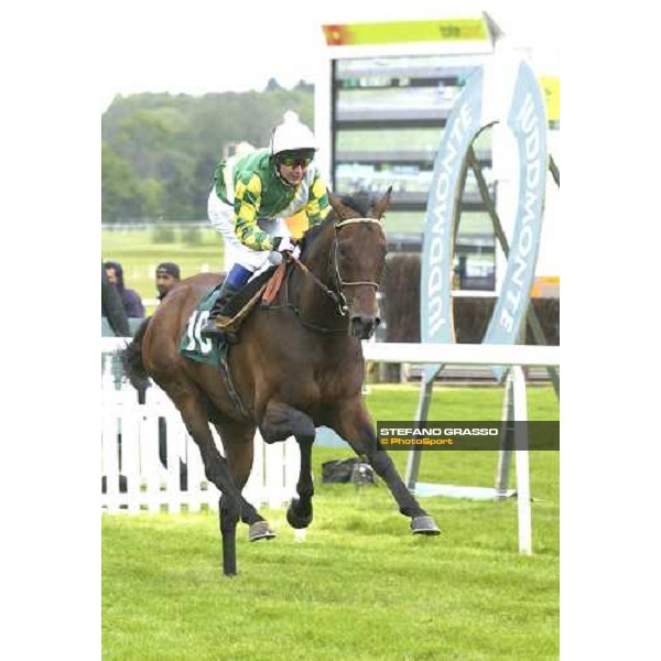 Philip Robinson on Rakti wins the Juddmonte Lockinge Stakes Newbury 14th may 2005 ph. Stefano Grasso