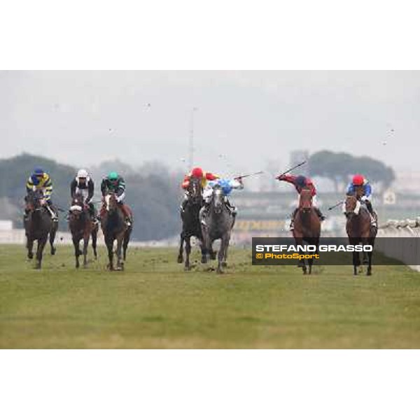 Racing - The straight of Capannelle racecourse - Cloud wins the race Rome, Capannelle racecourse, 1st march 2013 ph.Stefano Grasso