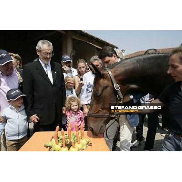 Varenne annusa la torta per il suo compleanno sotto gli occhi di Paolo Cianferoni, Franco Gramegna, Giampaolo Minnucci e Anna, la sua groom. ph. Stefano Grasso