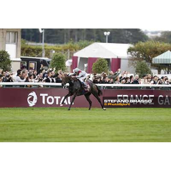 Thierry Jarnet and Treve win the Qatar Prix de l\'Arc de Triomphe Paris,Longchamp racecourse,6th oct,2013 ph.Stefano Grasso