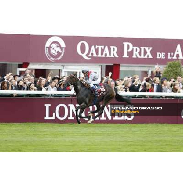 Thierry Jarnet and Treve win the Qatar Prix de l\'Arc de Triomphe Paris,Longchamp racecourse,6th oct,2013 ph.Stefano Grasso