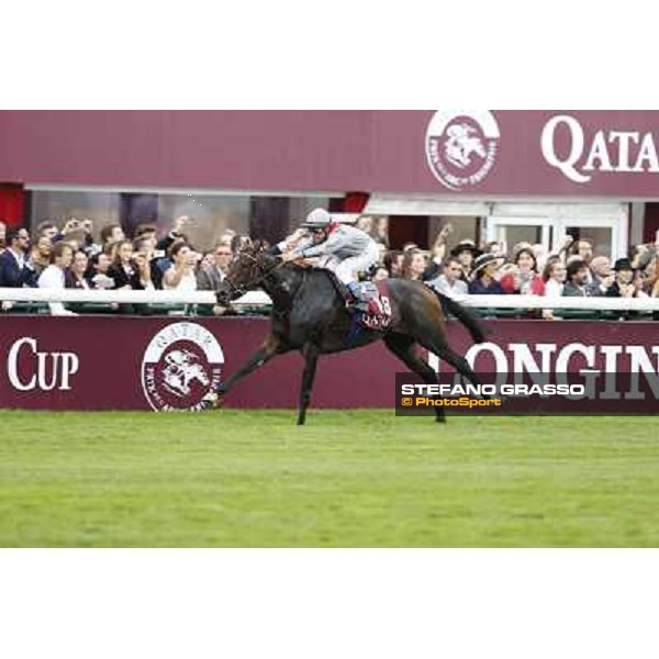 Thierry Jarnet and Treve win the Qatar Prix de l\'Arc de Triomphe Paris,Longchamp racecourse,6th oct,2013 ph.Stefano Grasso