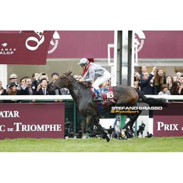 Thierry Jarnet and Treve win the Qatar Prix de l\'Arc de Triomphe Paris,Longchamp racecourse,6th oct,2013 ph.Stefano Grasso