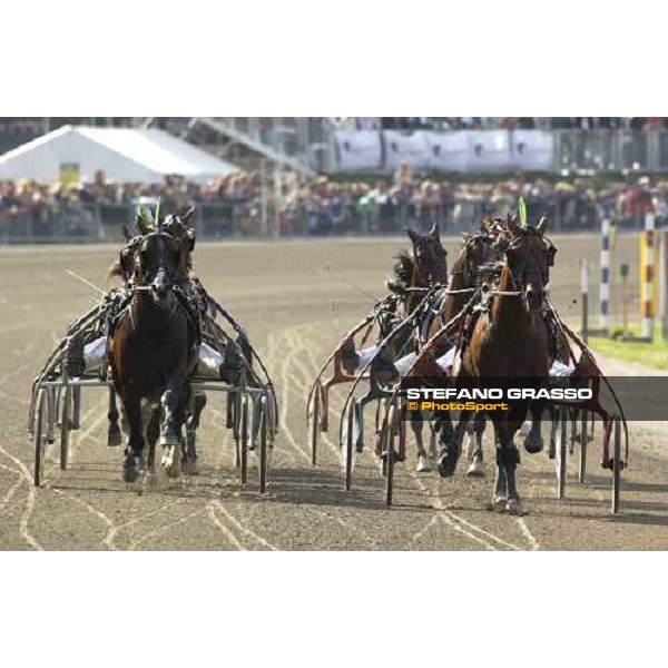Per Oleg Midtfjeld with Steinlager, winner of Elitloppet Statoil 2005, leads on the first turn. At left, Gidde Palema Stockholm, Solvalla 29th may 2005 ph. Stefano Grasso