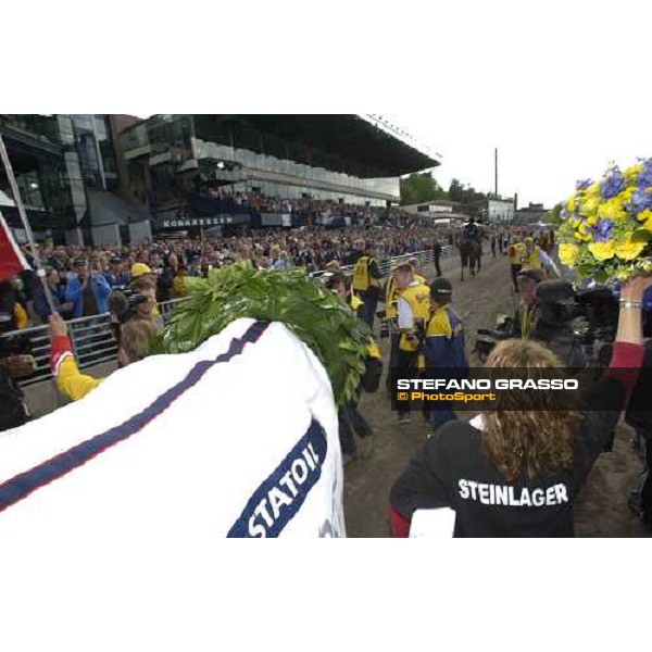 parading for Per Oleg Midtfjeld with Steinlager, winner of Elitloppet Statoil 2005 Stockholm, Solvalla 29th may 2005 ph. Stefano Grasso