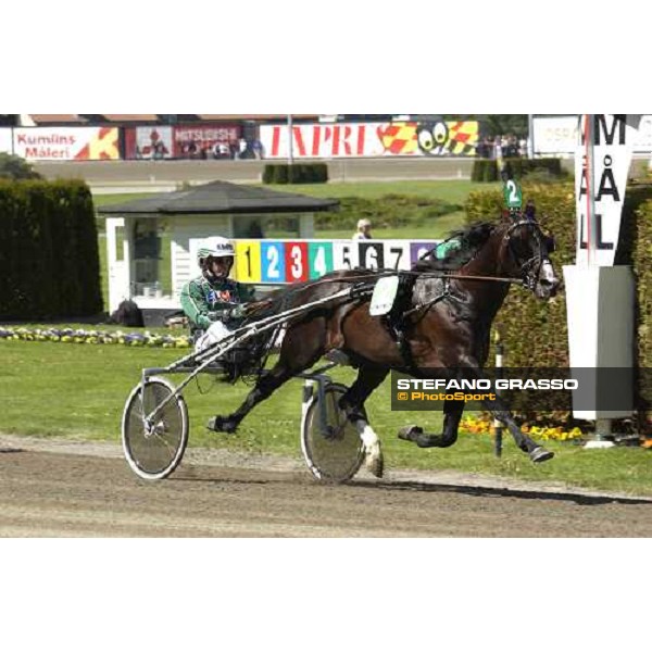 Ake Svandsted with Gidde Palema, wins the 1st heat of Elitloppet Statoil 2005. Stockholm, Solvalla 29th may 2005 ph. Stefano Grasso