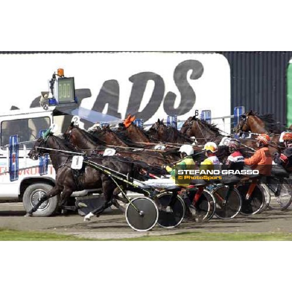 start of 2nd leg of Elitloppetr 2005. 1-Civil Action, 2- Steinlager, winner of Elitloppet Statoil 2005. Stockholm, Solvalla 29th may 2005 ph. Stefano Grasso
