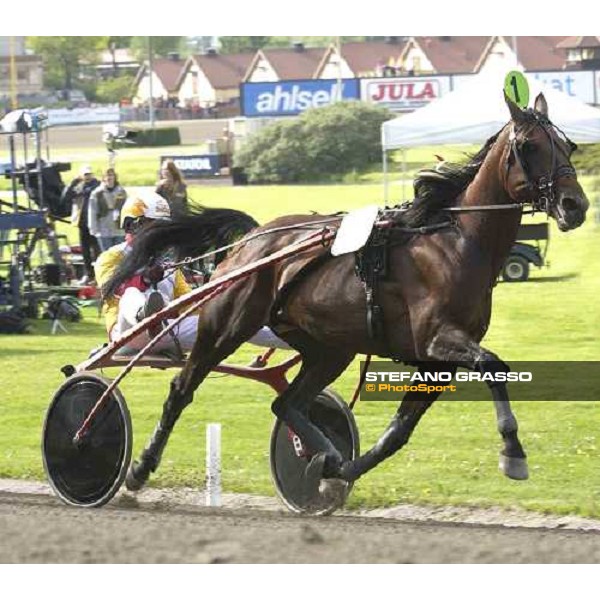 Per Oleg Midtfjeld with Steinlager, winner of Elitloppet Statoil 2005, on the bend at the first turn Stockholm, Solvalla 29th may 2005 ph. Stefano Grasso