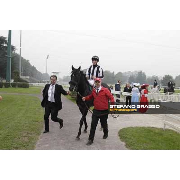 Cristian Demuro on Nabucco with Peter Franceschini and the groom after winning the Premio del Piazzale Milano,San Siro racecourse,20th oct.2013 ph.Stefano Grasso