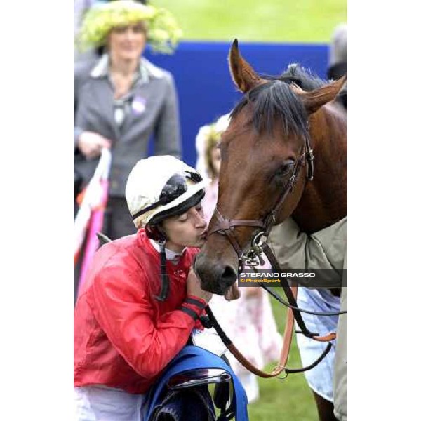 Christophe P.Lemaire kisses Chineur in the winner enclosure of The King\'s Stand Stakes York, 14th june 2005 ph. Stefano Grasso