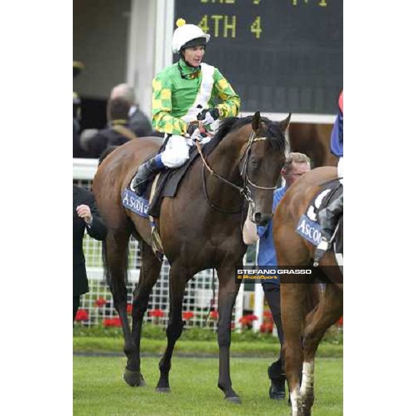 Paul Robinson on Rakti enters in the winner enclosure of The Queen Anne Stakes York, 14th june 2005 ph. Stefano Grasso