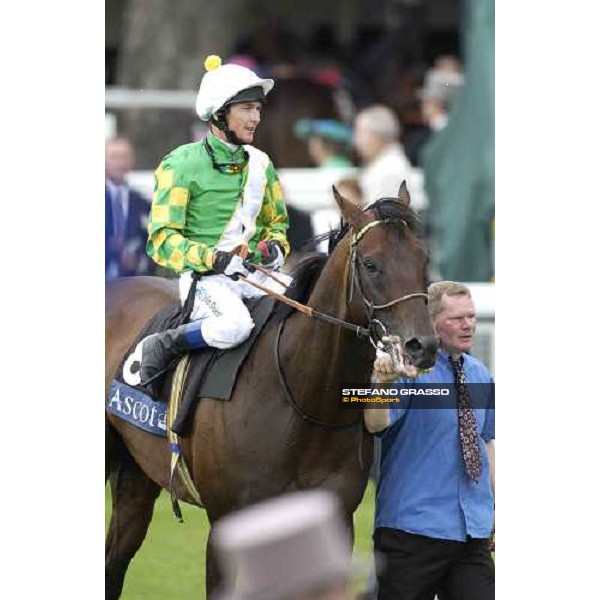 The Queen Anne Stakes- Paul Robinson on Rakti enters in the winner enclosure York, 14th june 2005 ph. Stefano Grasso York, 14th june 2005 ph. Stefano Grasso