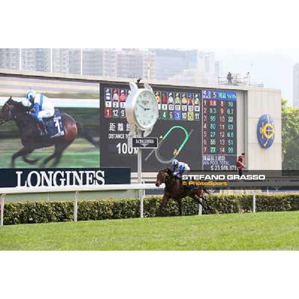 Yasunari Iwata and Lord Kanaloa win the Longines Hong Kong Sprint Hong Kong-Sha Tin racecourse,8th dec.2013 ph.Stefano Grasso/Longines