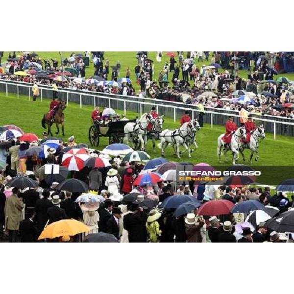 The Queen opens the Royal Procession at York Royal Ascot at York York, 15th june 2005 ph.Stefano Grasso