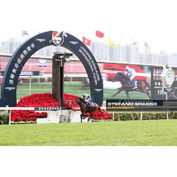 Yasunari Iwata and Lord Kanaloa win the Longines Hong Kong Sprint Hong Kong-Sha Tin racecourse,8th dec.2013 ph.Stefano Grasso/Longines