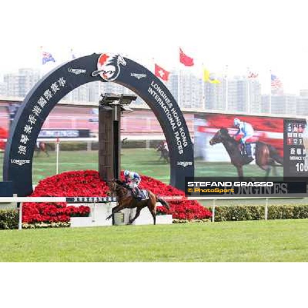 Yasunari Iwata and Lord Kanaloa win the Longines Hong Kong Sprint Hong Kong-Sha Tin racecourse,8th dec.2013 ph.Stefano Grasso/Longines
