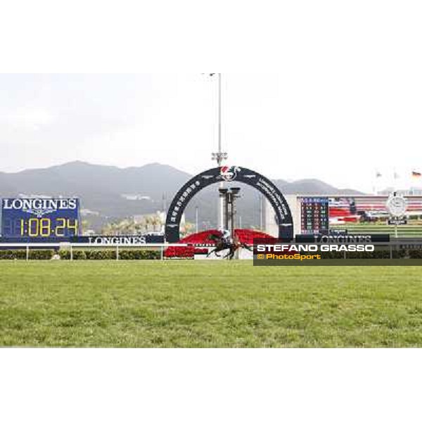 Yasunari Iwata and Lord Kanaloa win the Longines Hong Kong Sprint Hong Kong-Sha Tin racecourse,8th dec.2013 ph.Stefano Grasso/Longines