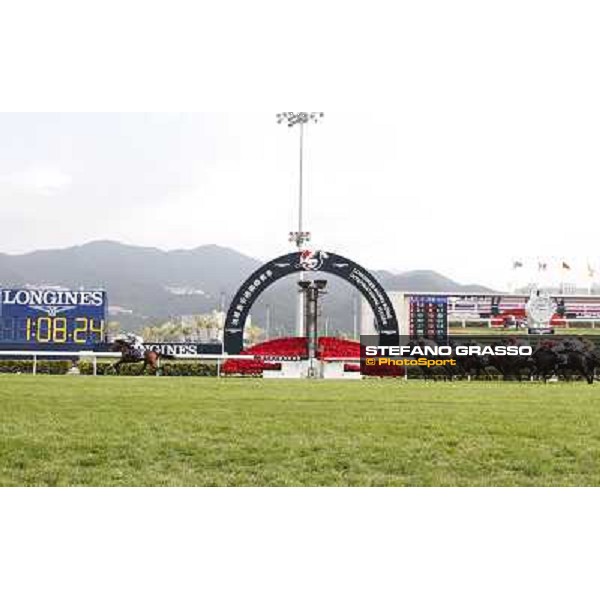Yasunari Iwata and Lord Kanaloa win the Longines Hong Kong Sprint Hong Kong-Sha Tin racecourse,8th dec.2013 ph.Stefano Grasso/Longines