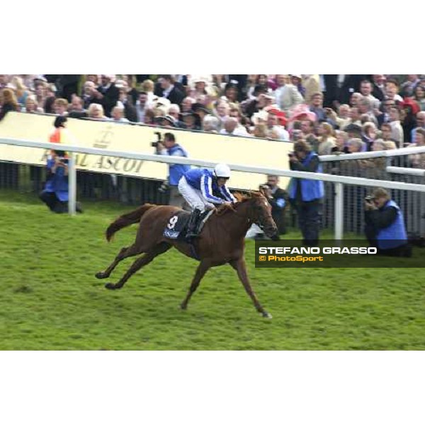 Ted Durcan on Flashy Wings wins the Queen Mary Stakes Royal Ascot at York, 2nd day York, 15th june 2005 ph. Stefano Grasso