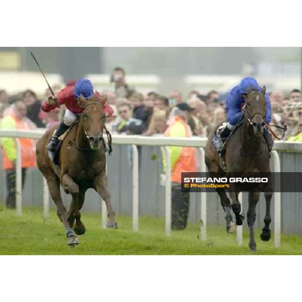 Michael Kinane on Peeress (left) beats Kerrin Mc Evoy on Sundrop, in trhe Windsor Forest Stakes Royal Ascot at York, 2nd day York, 15th june 2005 ph. Stefano Grasso