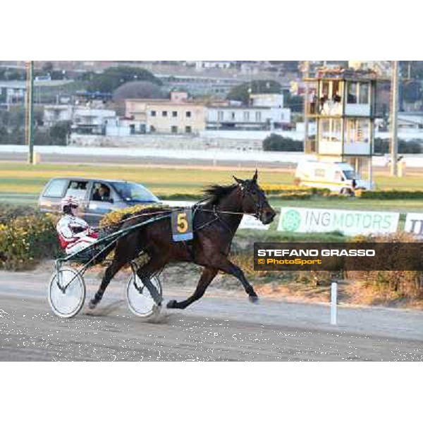 Robin Bakker with Robert Bi wins the second leg of the 86° Derby Italiano del Trotto - Trofeo La Torrente Napoli - Ippodromo di Agnano,14 dicembre 2013 ph.Stefano Grasso/Ippodromi Partenopei