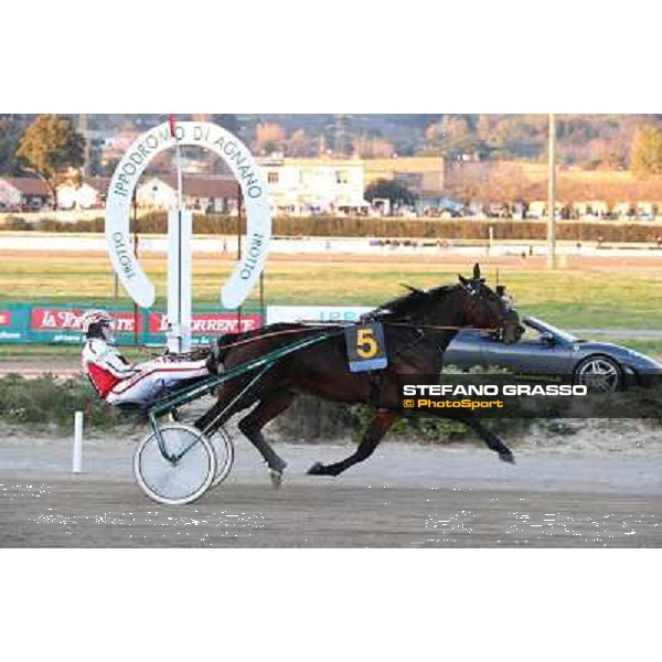 Robin Bakker with Robert Bi wins the second leg of the 86° Derby Italiano del Trotto - Trofeo La Torrente Napoli - Ippodromo di Agnano,14 dicembre 2013 ph.Stefano Grasso/Ippodromi Partenopei