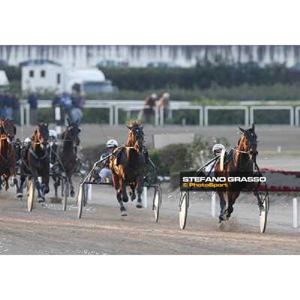 Robin Bakker with Robert Bi wins the second leg of the 86° Derby Italiano del Trotto - Trofeo La Torrente Napoli - Ippodromo di Agnano,14 dicembre 2013 ph.Stefano Grasso/Ippodromi Partenopei