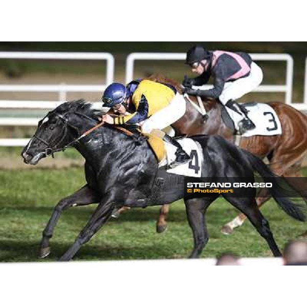 Djordje Perovic with Salford Secret wins the Premio Criterium Partenopeo Napoli,Agnano 29 dicembre 2013 ph.Stefano Grasso/Ippodromi Partenopei srl