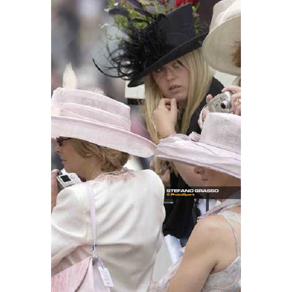 waiting for The Queen Royal Ascot at York - Ladies Day York, 16th june 2005 ph. Stefano Grasso