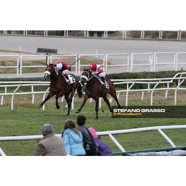 Francesco Dettori on Gulfstream Kitten goes to win the Premio Ass.Naz.ex Internati Lager Nazisti beating Carlo Fiocchi on Gremiso Napoli,Agnano 29 dicembre 2013 ph.Stefano Grasso/Ippodromi Partenopei srl