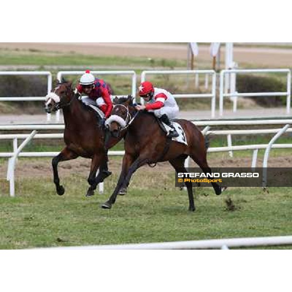 Francesco Dettori on Gulfstream Kitten goes to win the Premio Ass.Naz.ex Internati Lager Nazisti beating Carlo Fiocchi on Gremiso Napoli,Agnano 29 dicembre 2013 ph.Stefano Grasso/Ippodromi Partenopei srl