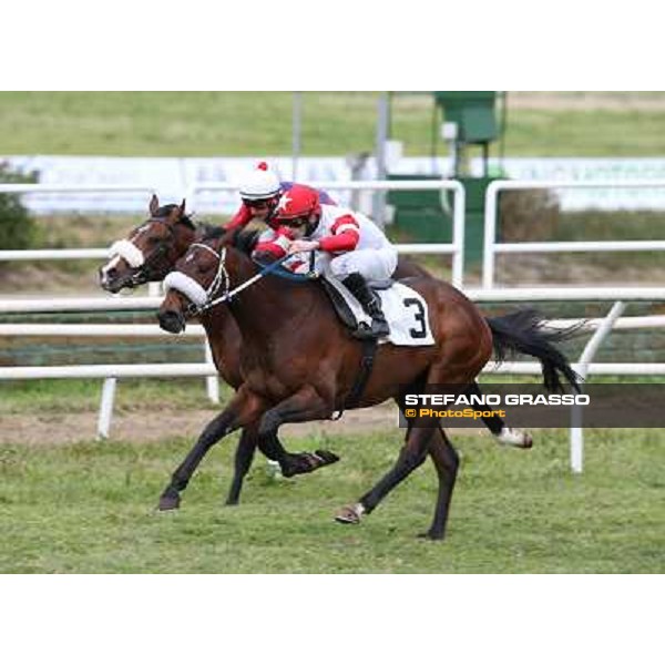 Francesco Dettori on Gulfstream Kitten goes to win the Premio Ass.Naz.ex Internati Lager Nazisti beating Carlo Fiocchi on Gremiso Napoli,Agnano 29 dicembre 2013 ph.Stefano Grasso/Ippodromi Partenopei srl