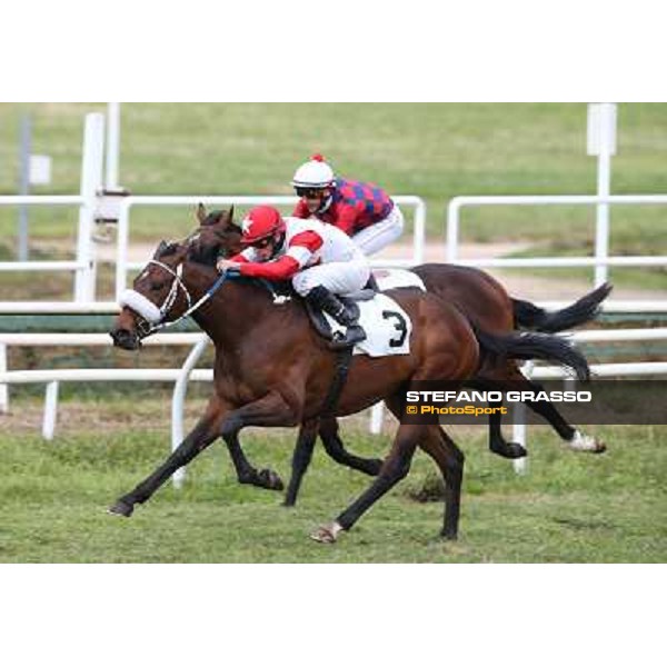 Francesco Dettori on Gulfstream Kitten goes to win the Premio Ass.Naz.ex Internati Lager Nazisti beating Carlo Fiocchi on Gremiso Napoli,Agnano 29 dicembre 2013 ph.Stefano Grasso/Ippodromi Partenopei srl
