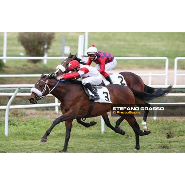 Francesco Dettori on Gulfstream Kitten goes to win the Premio Ass.Naz.ex Internati Lager Nazisti beating Carlo Fiocchi on Gremiso Napoli,Agnano 29 dicembre 2013 ph.Stefano Grasso/Ippodromi Partenopei srl