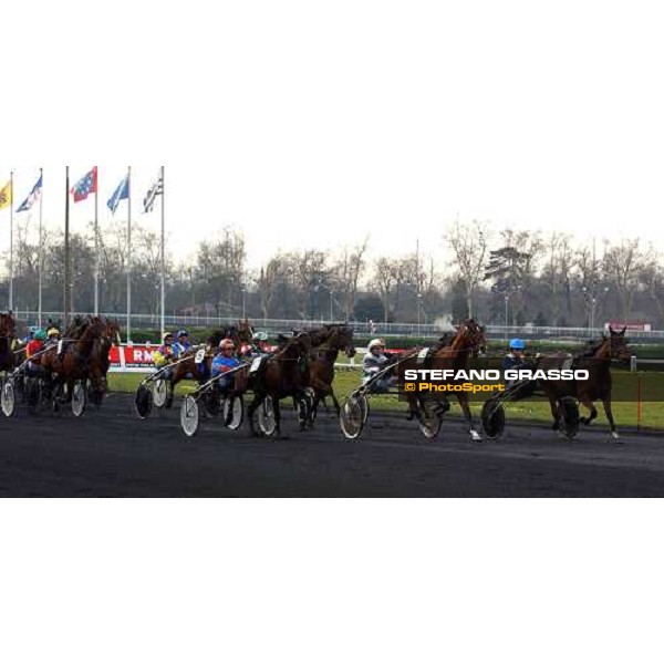 Prix du Bois de Vincennes first passage Yatzy Brodda leads, Daguet Rapide at left Paris febr.28 2004 ph.Stefano Grasso