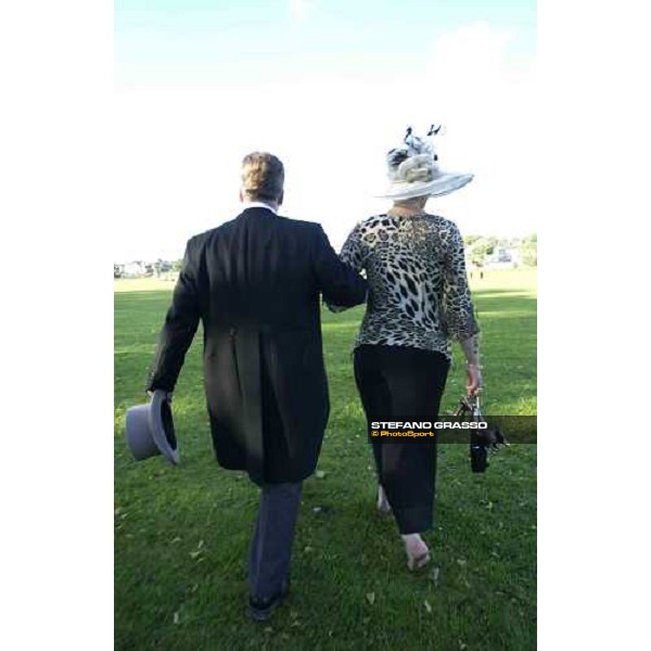 Royal Ascot at York two racegoers go to the pub York, 17th june 2005 ph. Stefano Grasso