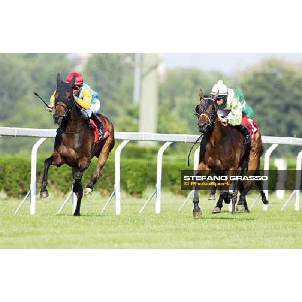 last few meters of the Oaks d\' Italia - Adrie De Vries on Gyreka (left) wins beating Hallowed Dream San Siro, Milan 18th june 2005 ph. Stefano Grasso