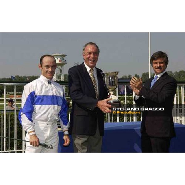 giving prize of Premio Primi Passi -Olivier Peslier winner with Guest Connection, Tib Corby and on. Mario Masini San Siro, Milan 18th june 2005 ph. Stefano Grasso