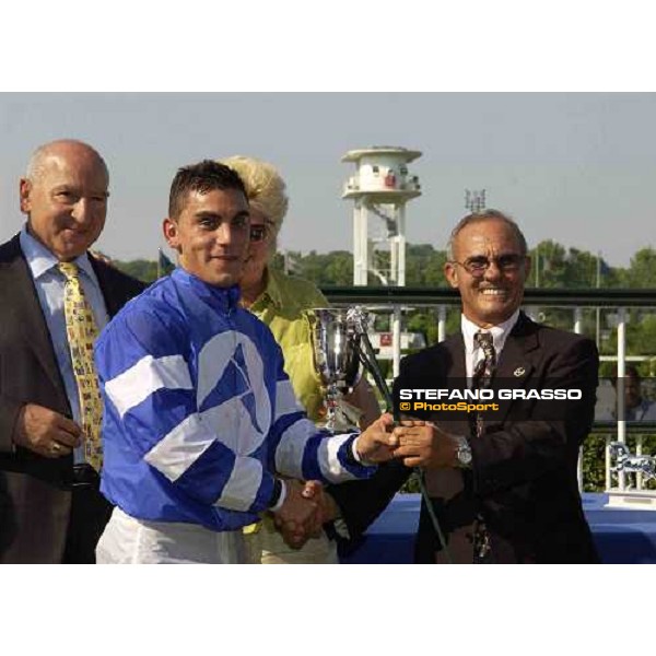 Gianfranco Dettori gives the silver wip to Silvano Mulas winner with Tedo of Premio D\'Italia San Siro, Milan 18th june 2005 ph. Stefano Grasso