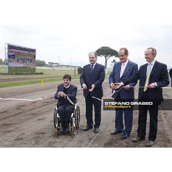 Avv.Pancalli, on.Castiglione , ing.Tomaso Grassi Presidente e ing.Elio Pautasso, tagliano il nastro all\'inaugurazione della nuova pista di trotto all\'ippodromo delle Capannelle Roma - Capannelle, 9 aprile 2014 ph.Stefano Grasso