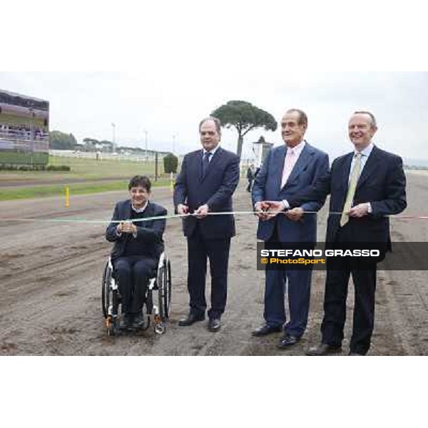 Avv.Pancalli, on.Castiglione , ing.Tomaso Grassi Presidente e ing.Elio Pautasso, tagliano il nastro all\'inaugurazione della nuova pista di trotto all\'ippodromo delle Capannelle Roma - Capannelle, 9 aprile 2014 ph.Stefano Grasso