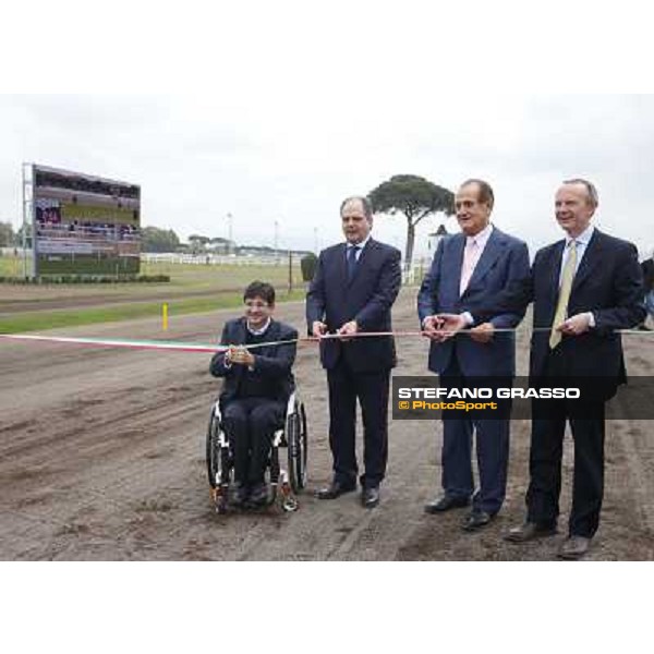Avv.Pancalli, on.Castiglione , ing.Tomaso Grassi Presidente e ing.Elio Pautasso, tagliano il nastro all\'inaugurazione della nuova pista di trotto all\'ippodromo delle Capannelle Roma - Capannelle, 9 aprile 2014 ph.Stefano Grasso