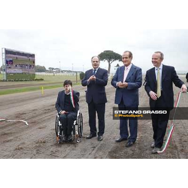 Avv.Pancalli, on.Castiglione , ing.Tomaso Grassi Presidente e ing.Elio Pautasso, tagliano il nastro all\'inaugurazione della nuova pista di trotto all\'ippodromo delle Capannelle Roma - Capannelle, 9 aprile 2014 ph.Stefano Grasso