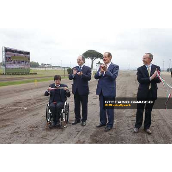 Avv.Pancalli, on.Castiglione , ing.Tomaso Grassi Presidente e ing.Elio Pautasso, tagliano il nastro all\'inaugurazione della nuova pista di trotto all\'ippodromo delle Capannelle Roma - Capannelle, 9 aprile 2014 ph.Stefano Grasso