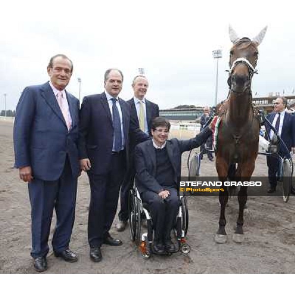 Avv.Pancalli, on.Castiglione , ing.Tomaso Grassi Presidente e ing.Elio Pautasso, tagliano il nastro all\'inaugurazione della nuova pista di trotto all\'ippodromo delle Capannelle Roma - Capannelle, 9 aprile 2014 ph.Stefano Grasso