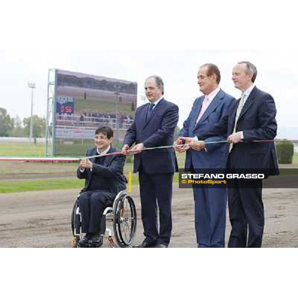Avv.Pancalli, on.Castiglione , ing.Tomaso Grassi Presidente e ing.Elio Pautasso, tagliano il nastro all\'inaugurazione della nuova pista di trotto all\'ippodromo delle Capannelle Roma - Capannelle, 9 aprile 2014 ph.Domenico Savi/Stefano Grasso