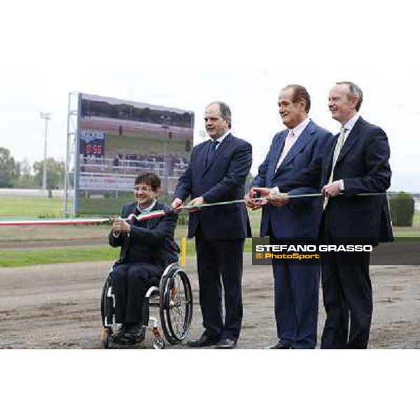 Avv.Pancalli, on.Castiglione , ing.Tomaso Grassi Presidente e ing.Elio Pautasso, tagliano il nastro all\'inaugurazione della nuova pista di trotto all\'ippodromo delle Capannelle Roma - Capannelle, 9 aprile 2014 ph.Domenico Savi/Stefano Grasso