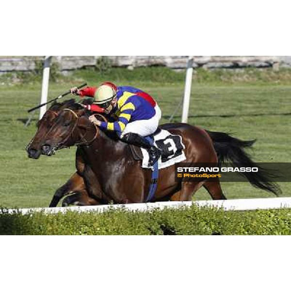 Dario Vargiu on Elettrotreno wins the Premio Le Moss beating Mirco Demuro on Le Vie Infinite Roma - Capannelle racecourse,11th april 2014 ph.Domenico Savi/Grasso
