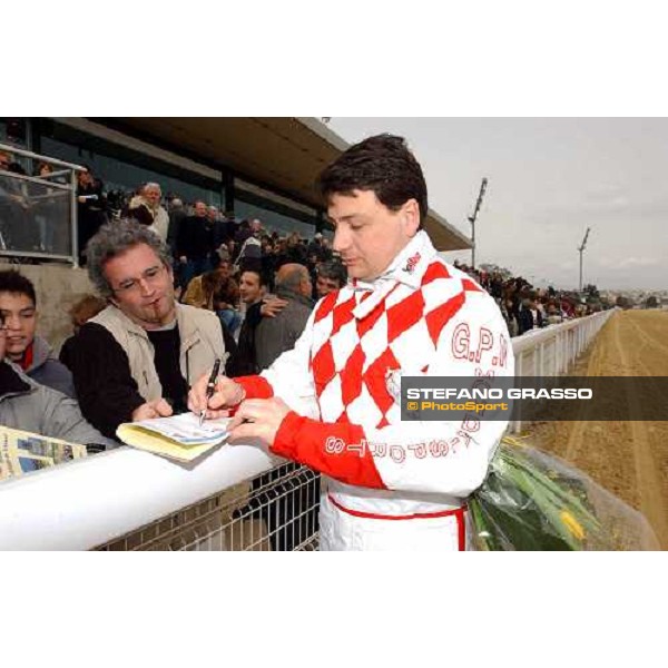 Giampaolo Minnucci sings autograph at Cagnes sur MEr Criterium de Vitesse Cagnes sur Mer march 14 2004 ph.Stefano Grasso